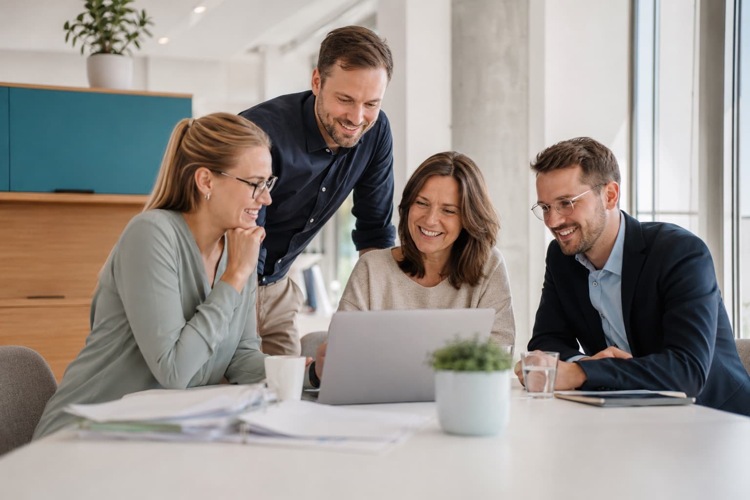 Freundliches Team der Steuerkanzlei Bogenschütz bei der Zusammenarbeit im Büro